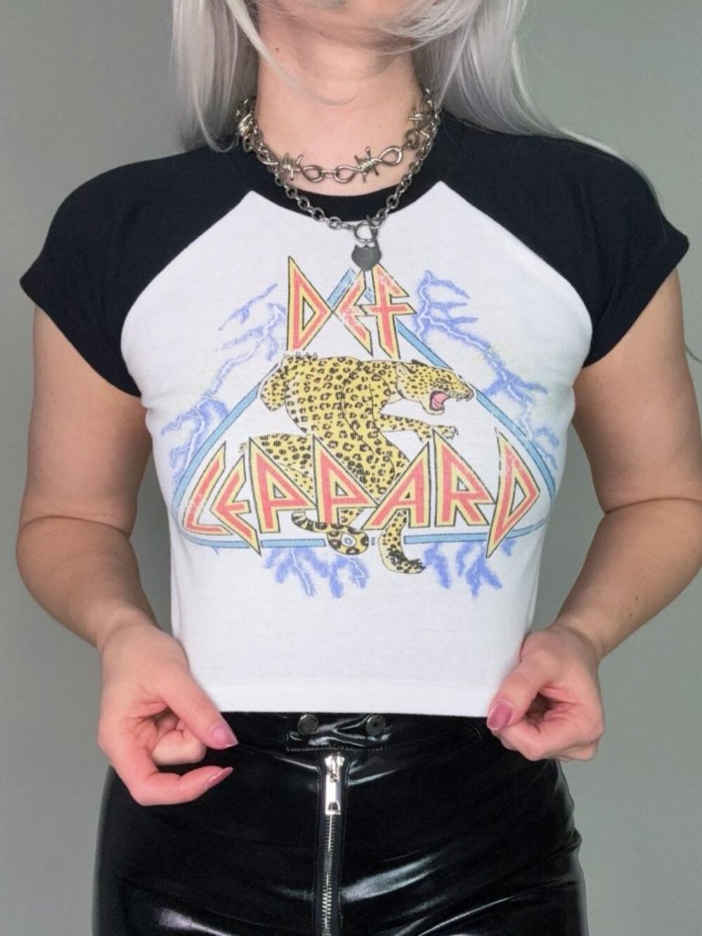 Def Leppard Cropped Raglan Tee - Picture 4 of 5